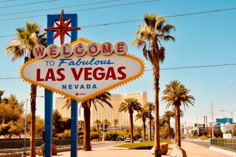 welcome to las vegas sign unsplash