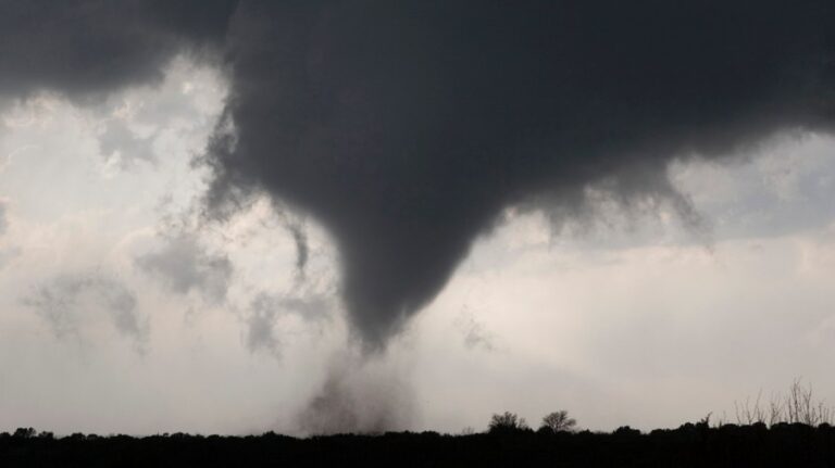 Closer tornado science 032807 AP Steven Maupin
