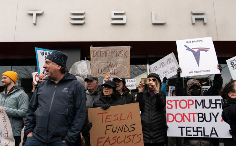 Teslaprotest2GettyImages 2204746532